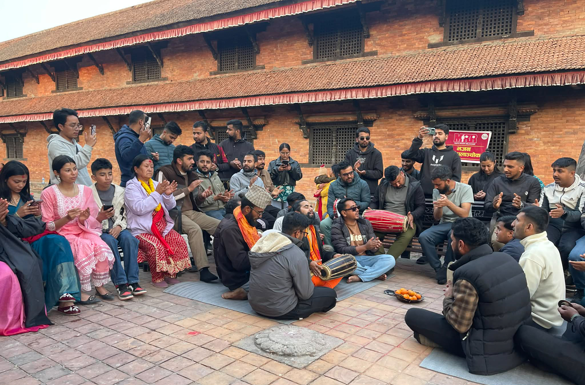 चण्डेश्वरी मन्दिरमा एम आर आरको भजन