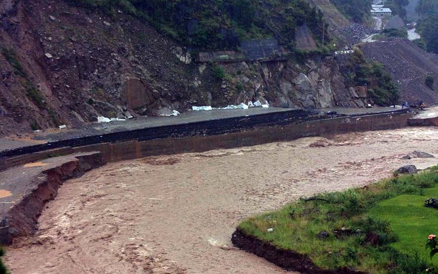 रोशी खोलाले बीपी राजमार्गको चौकीडाँडा र घुमाउनेको डाइभर्सन बगायो
